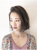 細かいハイライトの外ハネボブでカッコいいキレイママスタイル