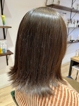 サラ(sarah) ミディアム切りっぱなしボブ