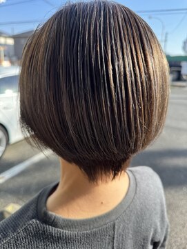 ルーミス バズヘアー(Loomis Buzzhair) 白髪ぼかしハイライト、全体カラーショート