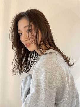 ユヌ(Une) ベージュ 顔まわり セミロング