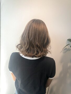 ミチ ノア(mich-nor-) 細めハイライトでアッシュベージュ◎20代30代40代