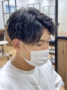 デプト(DEPT.) メンズカットセンターパートツイストスパイラルパーマフェード