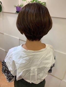 コワフュールエミカ(coiffure EMIKA) まるみ大人すっきりショート_ツヤブラウン