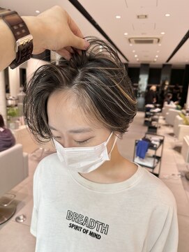 ステア ケース(stair case) 大人ハイライト黒髪コントラストカラーショートボブ前髪なし