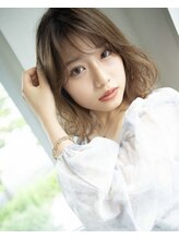 シースルーバングとも相性抜群！柔らかウェーブで作る透明感ボブ