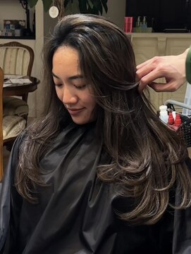 ゼウス(Zeus.) 海外ヘアーハッシュカットレイヤーカットハイライトカラー