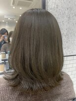 アンド(ANDO)&nbsp;【本町】カーキアッシュ くびれミディ 大人ミディアム レイヤー