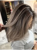 レイヤーボブハイライトブリーチレイヤーハイトーングレージュ