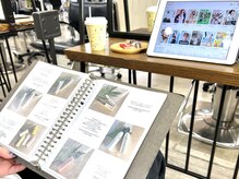 雑誌やヘアカタログなどはすべてはタブレット導入。Wi-Fi、充電器も完備してます。[千葉/ケアブリーチ]