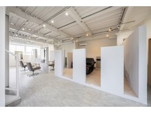 落ち着いた空間、フルフラットのいシャンプー台で忙しい毎日に大人のリラックス時間を