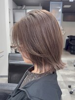 エラ(ELLA)&nbsp;レイヤーボブ×グレージュ　ブリーチ　レイヤーカット