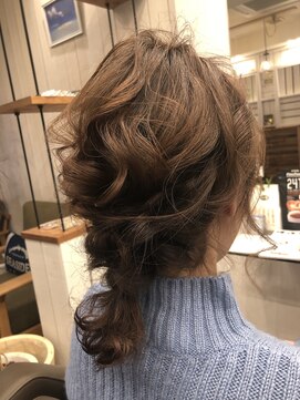 オルガ ヘアアンドメイク(Oluga hair&make) カジュアルローポニー