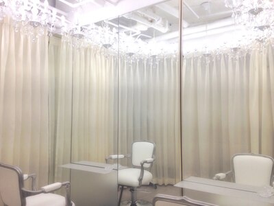 シャンデリアとカーテンで特別な空間♪ ヘアセット/透明感カラー