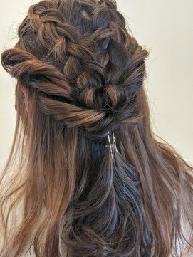エッセンス(essence) みつ編みねじりヘアアレンジ