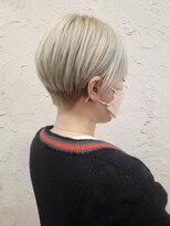 フロール(Flor)&nbsp;【flor 戸塚】*刈り上げショート+ホワイト×シルバー*