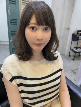 フルール(Fleur) 恵比寿 韓国風レイヤーカット くびれヘア グレージュ