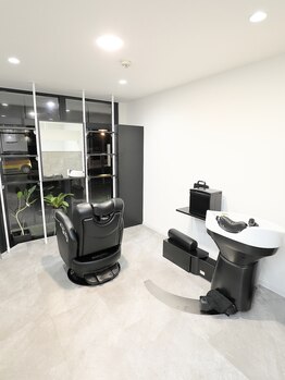 オールウェイズ(ALWAYS)の写真/シックなモノトーン空間。個室＆1対1のマンツーマン施術で、他人の目を気にせず過ごせる大人男性の隠れ家。