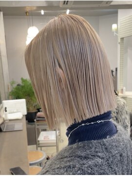 ヴァーディ オモテサンドウ(Vardy omotesando) ハイトーンボブ・ダブルカラー・ケアブリーチ・ベージュボブ