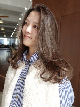 髪質を柔らかく見せる外国人風レイヤーと透明感カラーヘア♪