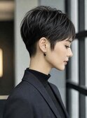 大人女性の黒髪小顔ピクシーショート