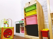 お子様にも楽しんでもらえるキッズスペース完備！！赤ちゃん連れでも利用可能なベビーベットも☆