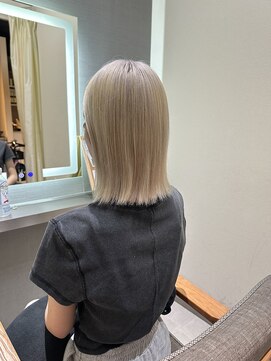 コル(coru) 透明感と柔らかさのホワイトベージュボブ