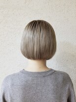 レアリテ(Realite) ホワイトベージュのミニボブ