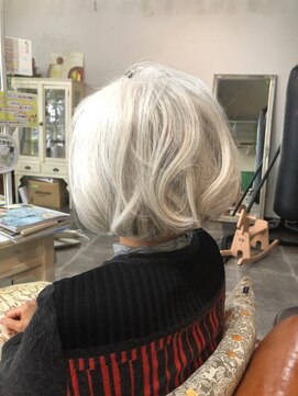 ヘアランド オズ(hair land Oz) シルバーカラー☆ボブ