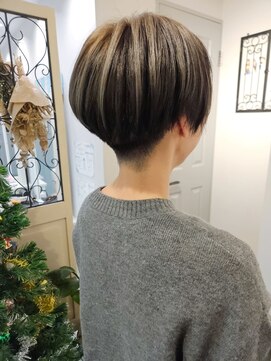 ヘア ケア ディエイチケー(HAIR CARE DHK) アンブレラカラーで個性的ショート