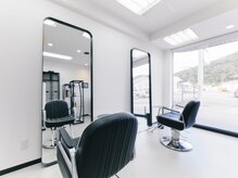 ロワナイダ(LOWONIDA)の雰囲気(お連れ様とご来店の際も並んでお過ごし頂けます!)