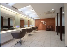 ロマナ 自由が丘(ROMANA)の雰囲気(白を基調とした落ち着いた雰囲気の店内で髪質改善・縮毛矯正も◎)