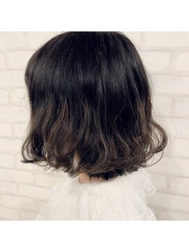 マナ(mana) 透け感と深みのミックス裾カラー