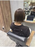 切りっぱなしボブ×オリーブベージュ