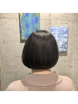 リュネッツ(lunettes) 【白髪を魅せるカラー】グレーハイライト×まとまりボブ