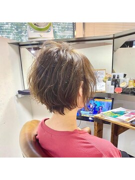 カミケン 方木田店(kamiken.) クセをいかす大人かわいいパーマ風ショート【カミケン方木田店】