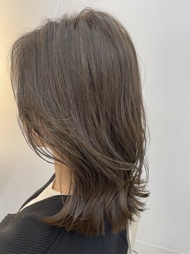 シダ(sida SAIIN) 透明感たっぷりミディアムスタイル