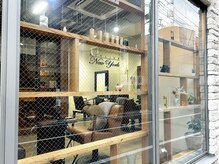 アトリエニューヨーク 三ノ輪店(Atelier NEWYORK)の雰囲気（店内は木目調の落ち着いた雰囲気♪）