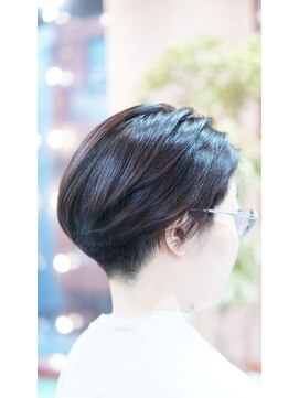 ネス(NESS) ブラウン系ハイライトの入ったショートスタイル