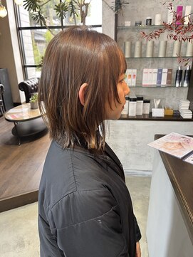ミディアムカット／カットカラー/顔周りレイヤー