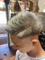 バグースヘア(bagus hair)&nbsp;シルバー系カラーのフェードカット