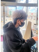 コワファースト 大分(COIFF1RST) シルバーホワイトカラーにインナーネイビーカラー