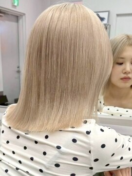 ウィコ 新宿(WICO) ホワイトミルクティー[新宿駅/外ハネボブ/ワイドバング/美髪]