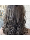ダブルアッシュのスモーキーグレイハイライト 無造作ウェーブ