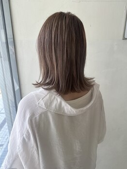 ピエドプールポッシュ(PiED DE POULE POCHE)の写真/一歩先ゆく「自分色」。計算されたデザインカラーと極上の艶で、横顔まで見惚れるスタイルへ。