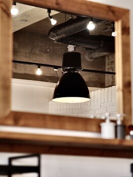 ローカルボンドカットクラブ(LOCAL BOND CUT CLUB)の写真/【多布施】2席だけの贅沢な空間。アンティークな雰囲気の≪Barbar≫で叶える、大人のメンズスタイル。