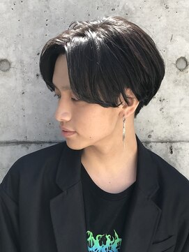 フィフス(fifth) 前下がりセンターパートトランクスヘアツーブロックコンマヘア