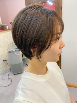 アイエン(aien) フェザーバング×丸みショートボブ×カーキグレージュ