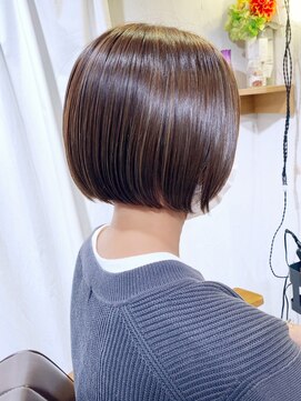 アヴァロン(AVALON) 大人ショートボブ、白髪ぼかしハイライト、丸みくびれ【BISA】