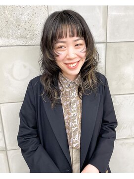 トゥコ(tuco) ミディアムウルフぱっつんウルフレイヤースタイルハイライト