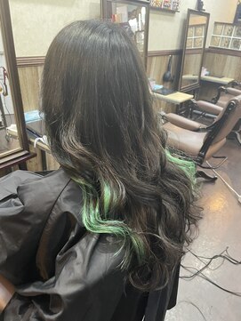ディー エメ(D-aimer-) 黒染めとエクステ・インナーにペールグリーンのエクステも。